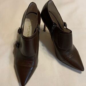 Bettye Mullee Suze 7.5 Shooties leather uppers & soles.  brown